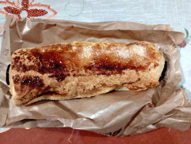 Fotografia tomada fuera de Panadería Pastelería Gusto Crujiente - Pastelería en Granada, Granada