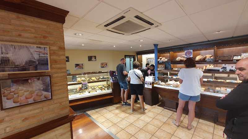 Fotografia tomada fuera de Pastelería Tolosana en Almudévar. Panadería artesana y Obrador de pan. - Pastelería en Almudévar, Huesca