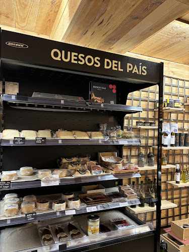 Fotografia tomada fuera de Casa Enrique - Supermercado en Sallent de Gállego, Huesca
