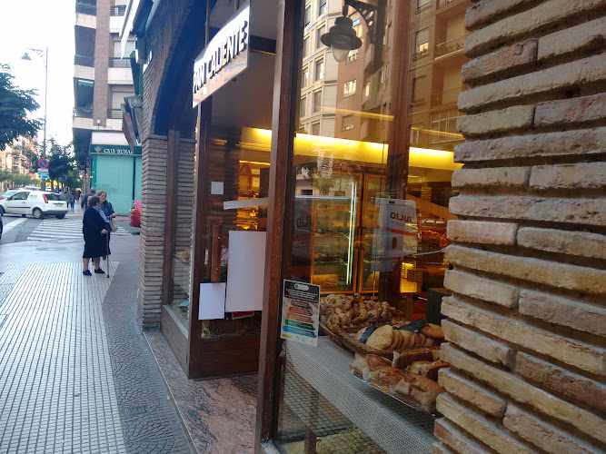 Fotografia tomada fuera de Pan Caliente - Panadería en Logroño, La Rioja