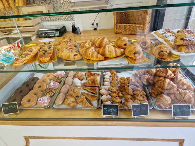 Fotografia tomada fuera de Cafeteria panaderia La Artesana - Panadería en Gavà, Barcelona