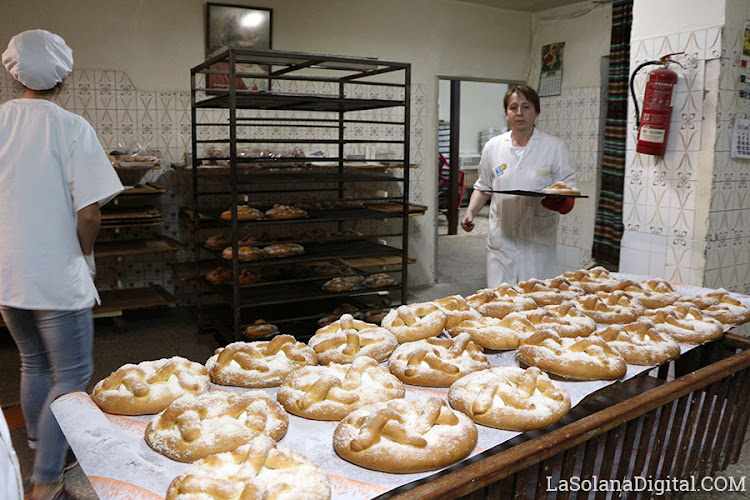 Fotografia tomada fuera de Panaderia Hijos de Antonio Crespo Serrano C.B. - Pastelería en La Solana, Ciudad Real