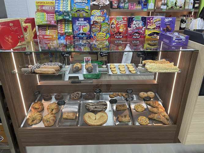 Fotografia tomada fuera de A DOS PASOS 24H - Supermercado en Aguadulce, Almería