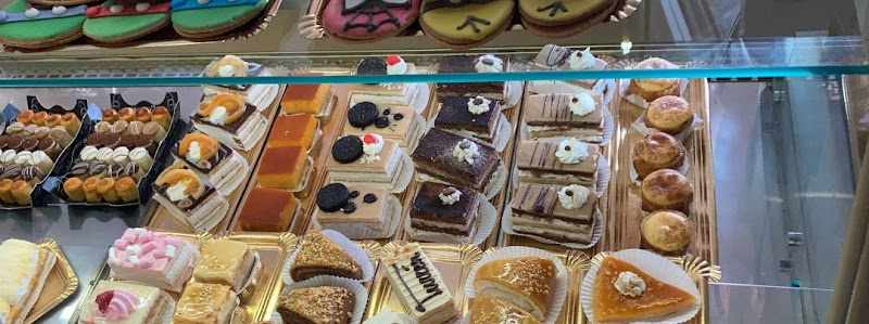 Fotografia tomada fuera de Panaderia , Pastelería Virgen del Rocio - Cake shop en Roquetas de Mar, Almería