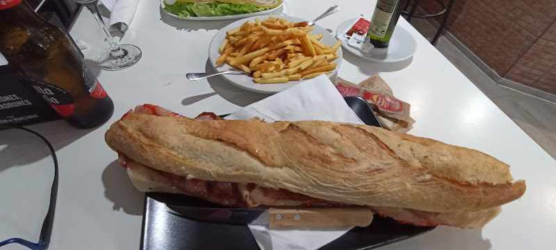 Fotografia tomada fuera de Cafeteria bocateria 50+2 - bares en Meaño, Pontevedra