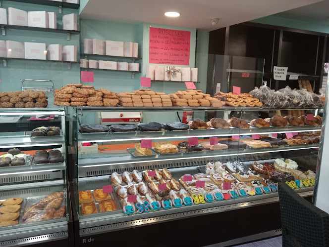Fotografia tomada fuera de Leal & Leal Boutique De Pan Pastelería Bombonería - Pastelería en Velilla de San Antonio, Madrid