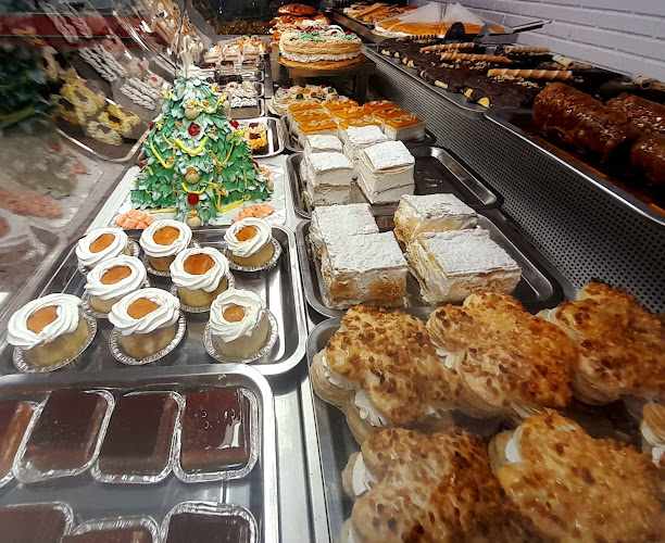 Fotografia tomada fuera de Obrador de Confitería Pinichi - Pastelería en Sanlúcar la Mayor, Sevilla