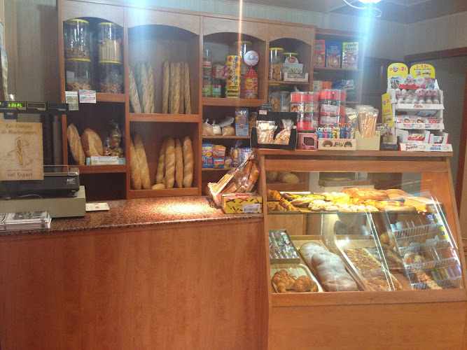 Fotografia tomada fuera de Cal Figuet - Forn de pa i pastisseria - Panadería en Riudecanyes, Tarragona