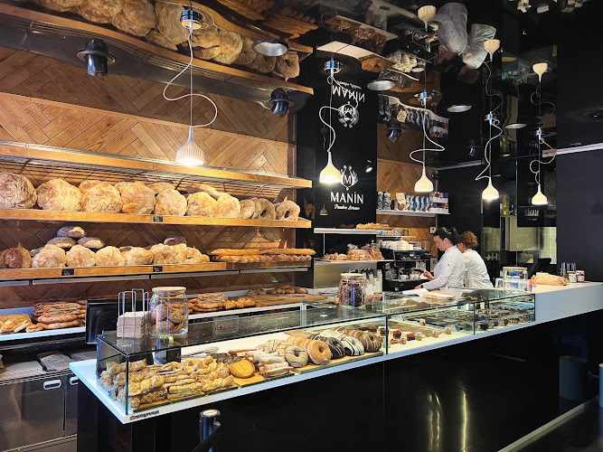 Fotografia tomada fuera de Panadería Artesana Manín - Panadería en Cangas del Narcea, Asturias
