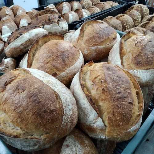 Fotografia tomada fuera de Papurrak ogi eta goxo faktoria - Panadería en Oiartzun, Guipúzcoa