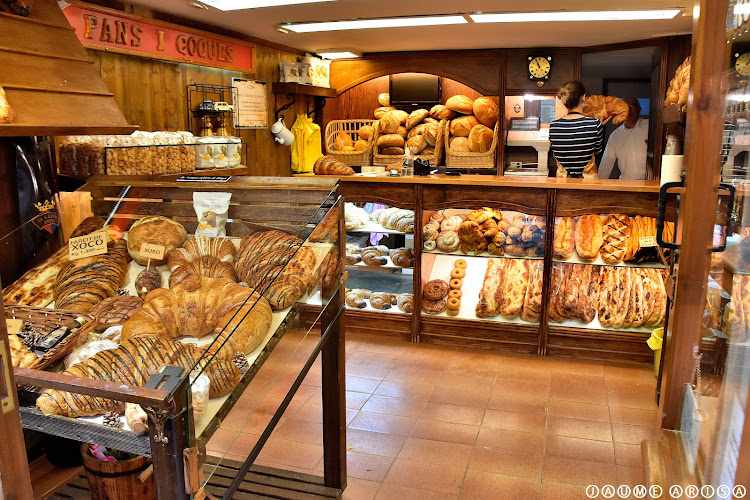 Fotografia tomada fuera de Forn Ca l'Enric Rupit Croissants Gegants - Panadería en Rupit, Barcelona