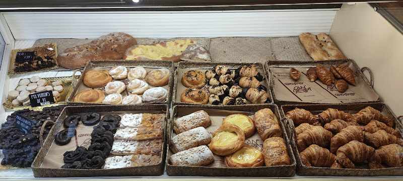 Fotografia tomada fuera de Casa Geroni - Panadería en Vilanova del Vallès, Barcelona