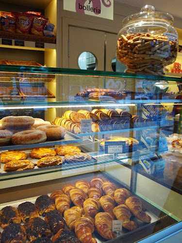 Fotografia tomada fuera de Pastelería Raquel - Pastelería en Torrejón de Ardoz, Madrid