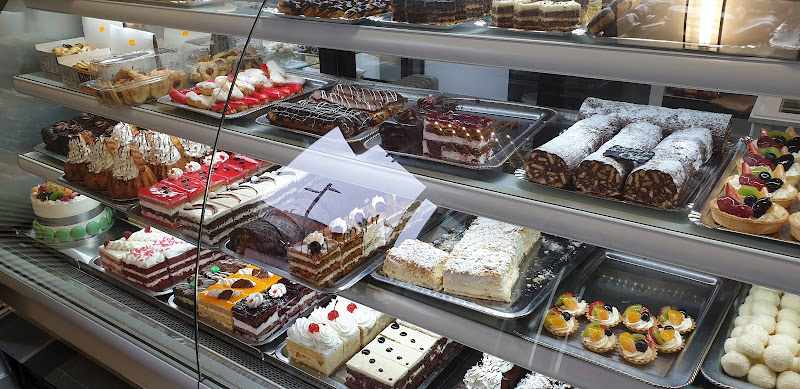Fotografia tomada fuera de Covrigaria Horno Artesano - Pastelería especializada en tartas nupciales en Torrejón de Ardoz, Madrid