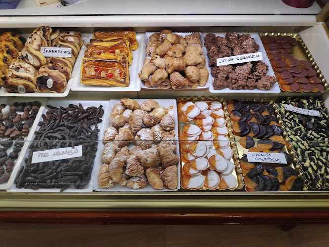 Fotografia tomada fuera de Dulces El Santo - Panadería en Santo Domingo de la Calzada, La Rioja