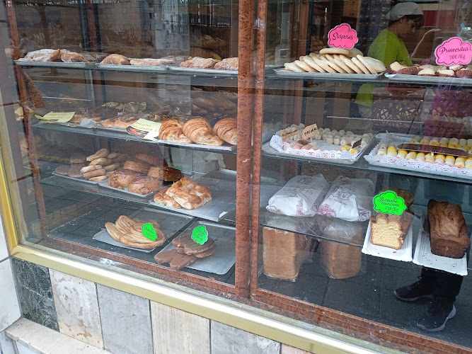 Fotografia tomada fuera de Panadería Confitería Pan Luis - Panadería en Gijón, Asturias