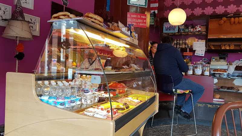Fotografia tomada fuera de Confiteria Brisamar - Pastelería en Gijón, Asturias