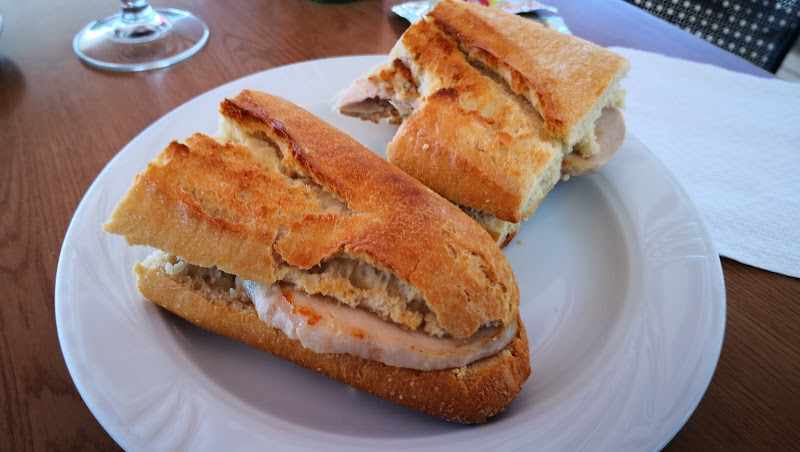 Fotografia tomada fuera de Pensión Restaurante El Pirineo - restaurantes en Confrides, Alicante