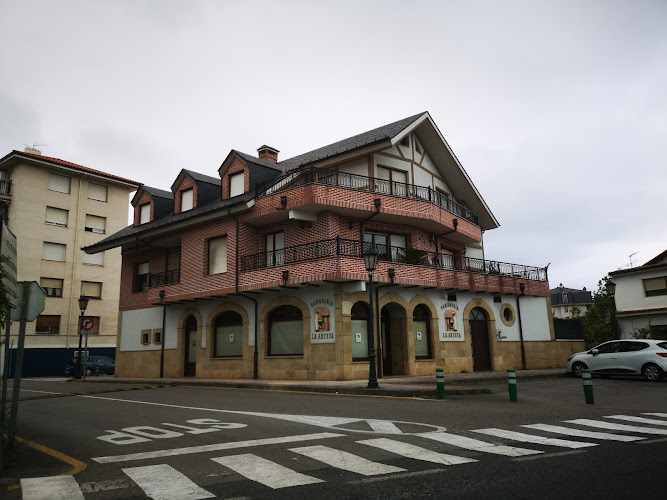 Fotografia tomada fuera de La Artesa - Panadería en Colindres, Cantabria