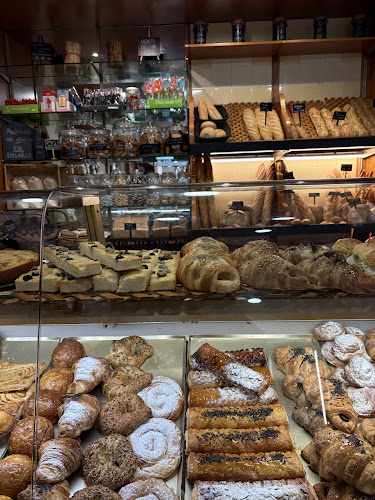 Fotografia tomada fuera de Luna Forn De Pà - Degustació - Gelateria - Forn de pa en Sant Joan Despí, Barcelona