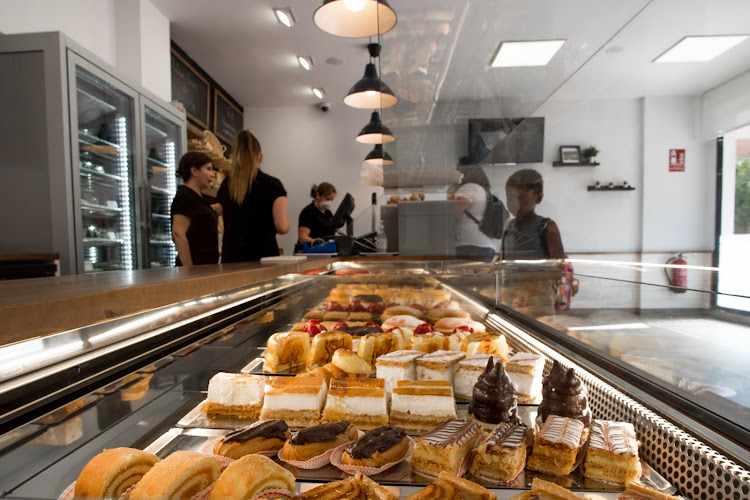 Fotografia tomada fuera de Confiterías Hernández - Pastelería en Roquetas de Mar, Almería