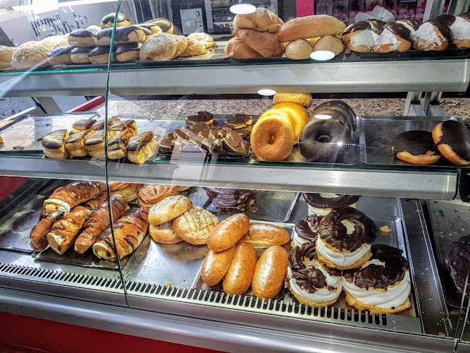 Fotografia tomada fuera de Confitería Pastelería Virgen del Carmen - Pastelería especializada en tartas nupciales en Almería, Almería