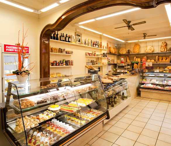 Fotografia tomada fuera de Pastelería Horno Sant Roc - Forn de pa en Manlleu, Barcelona