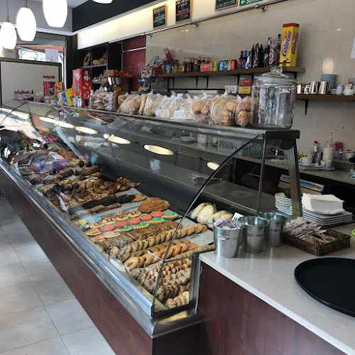 Fotografia tomada fuera de Petit Forn - cafeterías en Sant Feliu de Llobregat, Barcelona