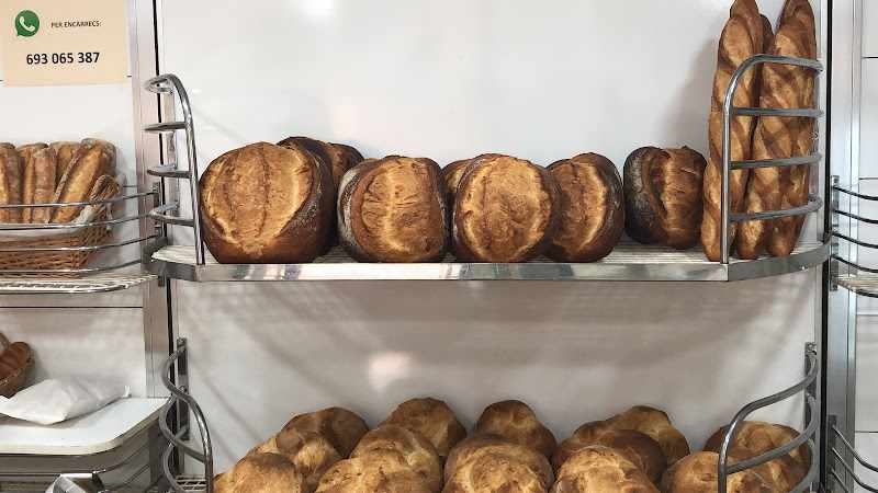 Fotografia tomada fuera de Forn de pa i pastisseria Cal Parra - Bakery en Olost, Barcelona
