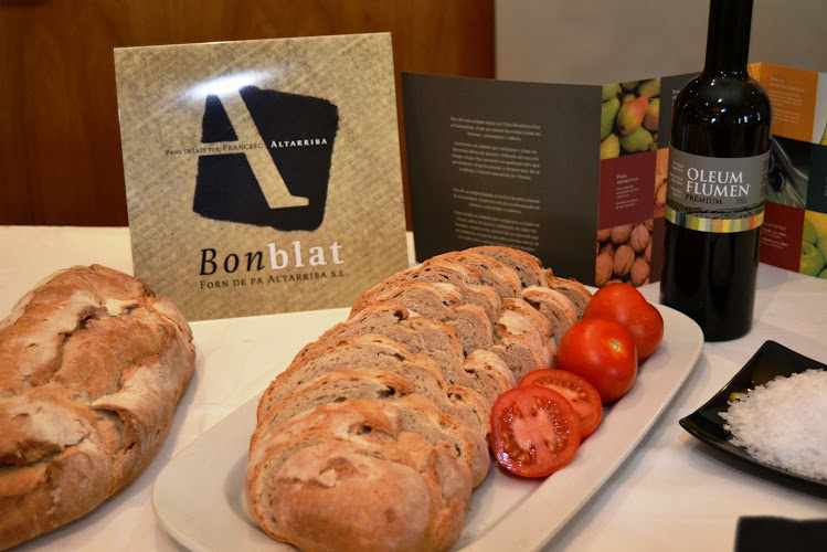 Fotografia tomada fuera de Forn de Pa Altarriba - Panadería en Manlleu, Barcelona