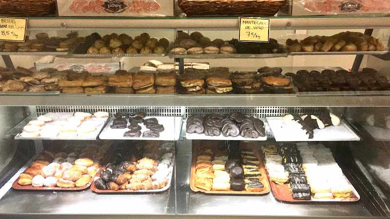 Fotografia tomada fuera de Pastelería Ángel - Pastelería en Logroño, La Rioja