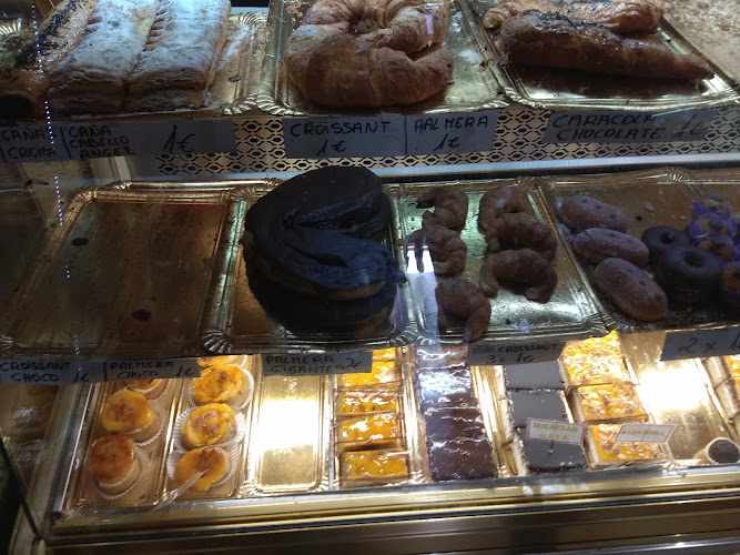 Fotografia tomada fuera de Pasteleria Monica - Pastelería en Almería, Almería