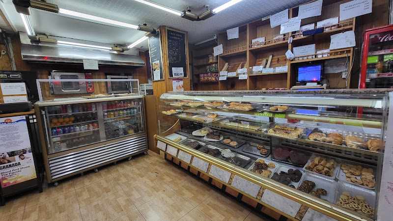 Fotografia tomada fuera de Croissantería, panadería, pizzería La Emperatriz - Panadería en Granada, Granada