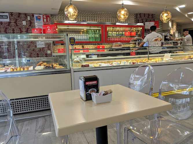 Fotografia tomada fuera de Pastelería La Cruzada - Pastelería en Granada, Granada