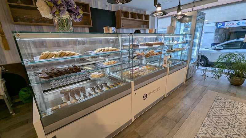 Fotografia tomada fuera de Pastelería M. Isla - Cafetería en Granada, Granada