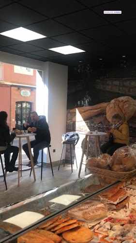 Fotografia tomada fuera de Panaderia Caballero y Baena - Panadería en Granada, Granada