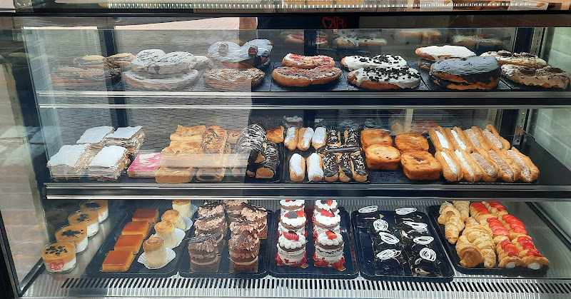 Fotografia tomada fuera de Pasteleria Elaboraciones la Mariana - Pastelería en Camas, Sevilla