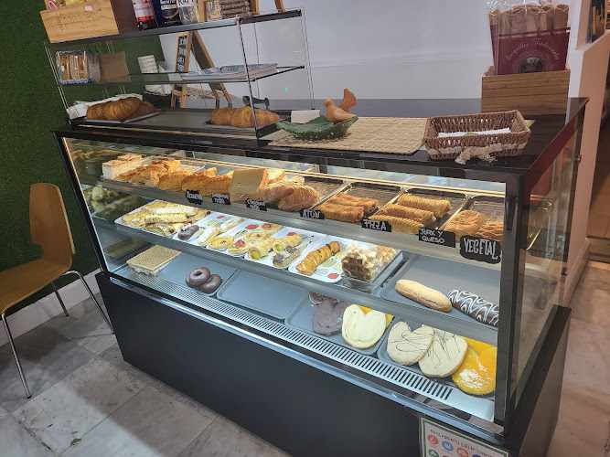 Fotografia tomada fuera de Cafetería Pastelería La Miga de Oro - cafeterías en Cádiz, Cádiz