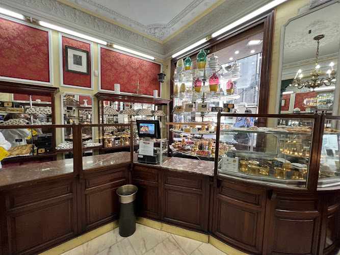 Fotografia tomada fuera de Turronería - Confitería - Polvorones - Mazapanes - CASA MIRA MADRID - Pastelería en Madrid, Madrid