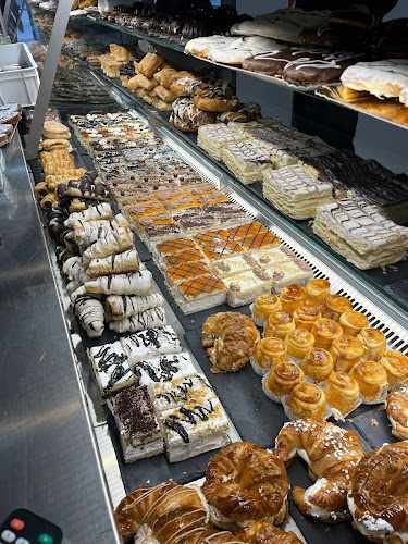 Fotografia tomada fuera de La Boutique Del Pan y Del Pastel - Pastelería en Cabra, Córdoba