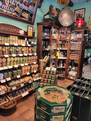 Fotografia tomada fuera de La Barata - Tienda de delicatessen en Cangas de Onís, Asturias