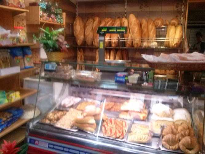 Fotografia tomada fuera de Forn De Pa Panadés - Inglés - Panadería en Belianes, Lérida