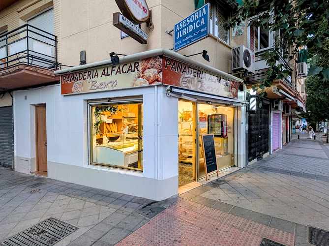 Fotografia tomada fuera de Panaderia Alfacar El Beiro - Panadería en Granada, Granada