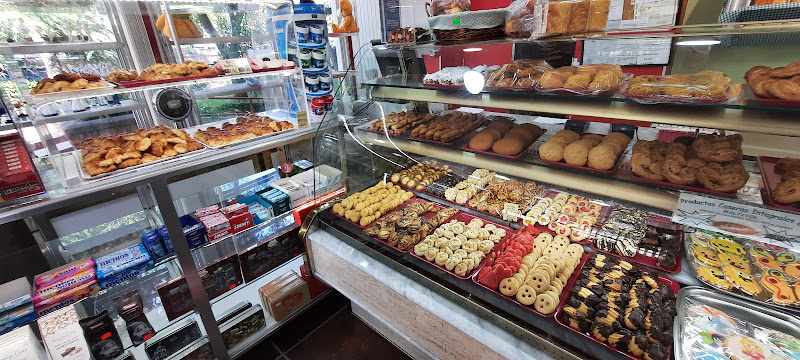 Fotografia tomada fuera de Pastelería Saúl (Calle Alcorisa 1) - Pastelería en Madrid, Madrid