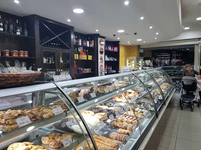 Fotografia tomada fuera de Los Reyunos. Pastelerías, Panaderías, Cafeterías - Sucursal Pradillo - Pastelería en Móstoles, Madrid