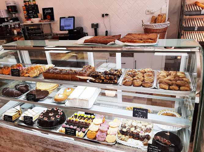 Fotografia tomada fuera de Panadería y Cafetería El Maná - cafeterías en Tres Cantos, Madrid
