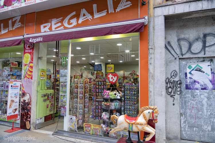 Fotografia tomada fuera de Regaliz - Tienda de golosinas en Torrelavega, Cantabria