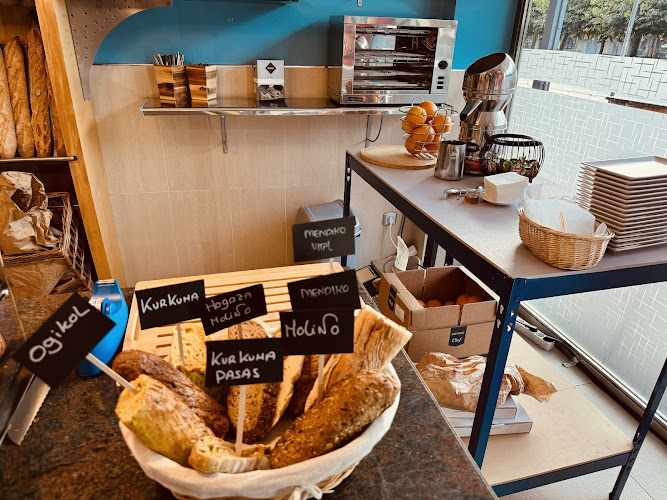 Fotografia tomada fuera de cafetería Irune - cafeterías en Pasai Donibane, Guipúzcoa