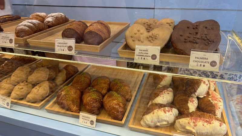 Fotografia tomada fuera de Briz Boutique de chocolate - Pastelería en Oviedo, Asturias