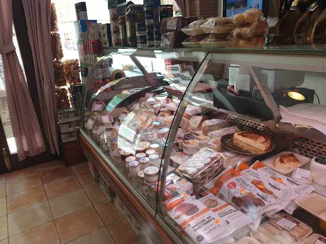 Fotografia tomada fuera de Charcutería Agustín - Tienda de delicatessen en Teruel, Teruel